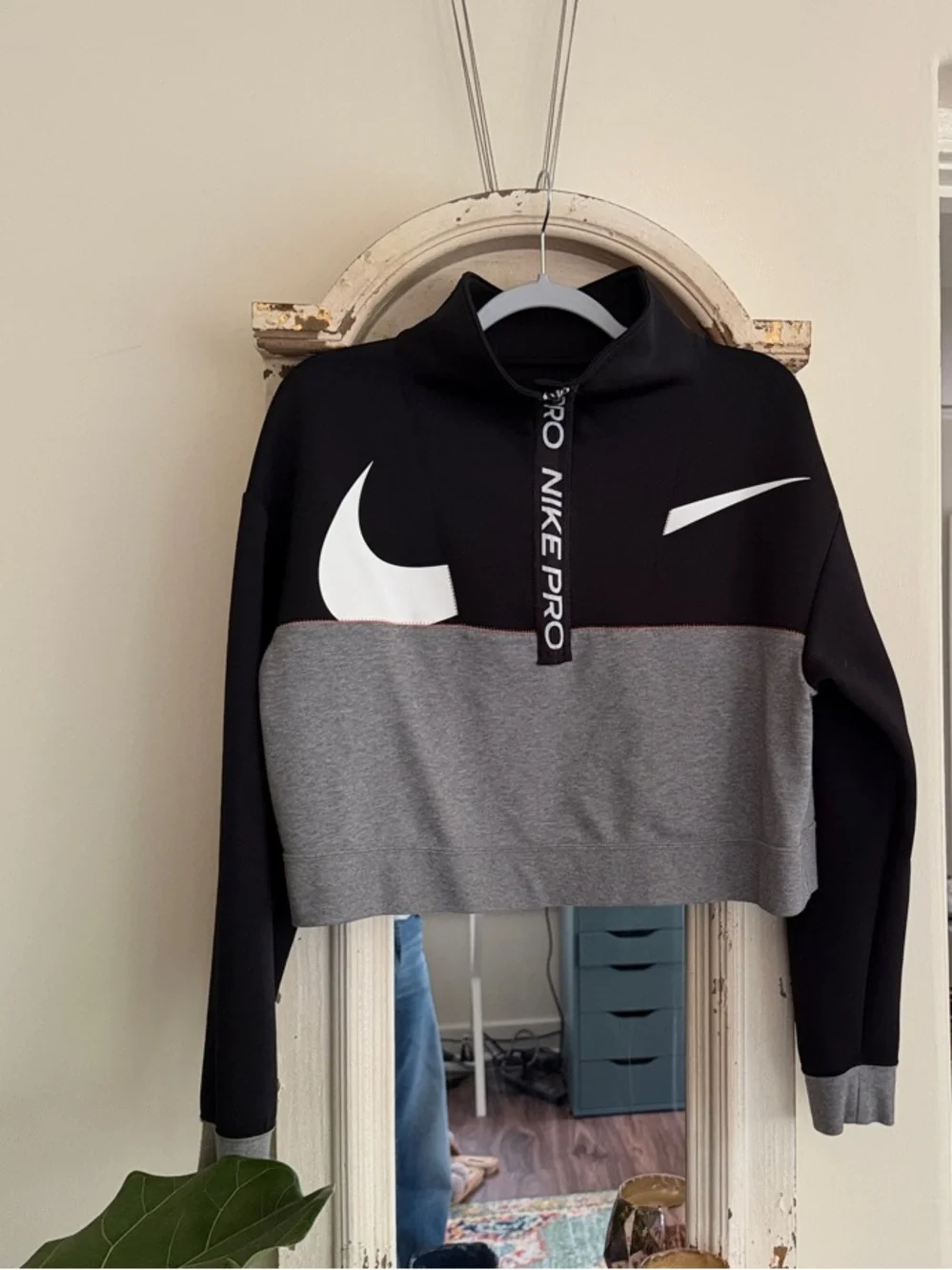 Nike Pro Dri-Fit Cropped Hoodie — Black, Gray & White Size Small